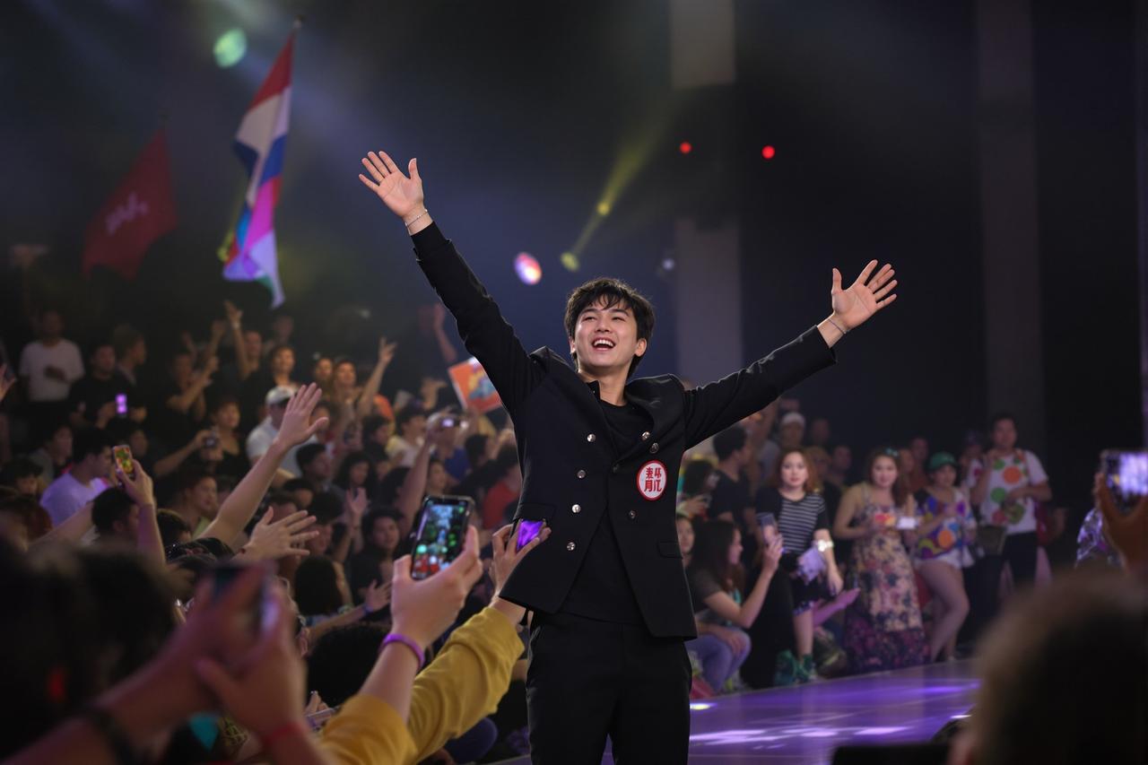 探花视频影迷见面会圆满举行,万名粉丝热情参与